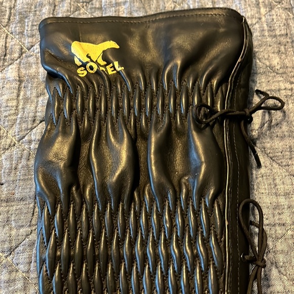 Sorel snow boots like new - Picture 3 of 9